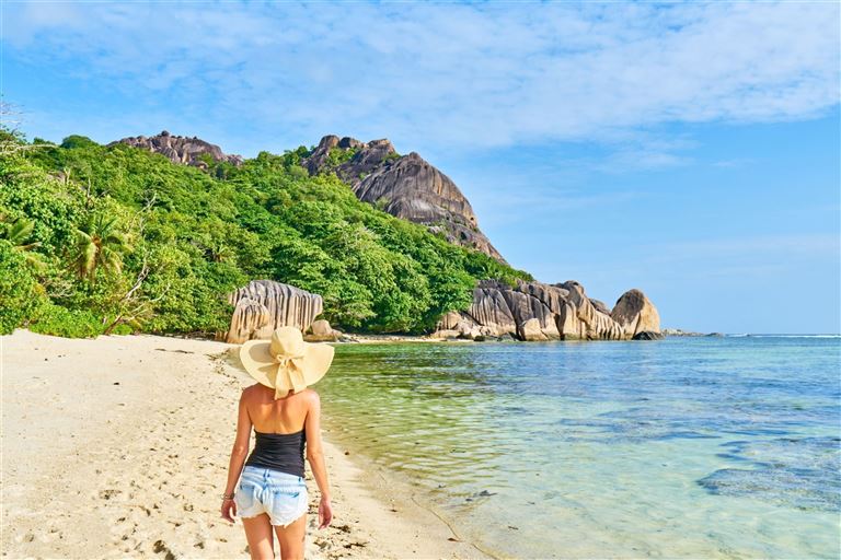 Island Hopping: Mahé, Praslin & La Digue © LR Photographies/adobestock